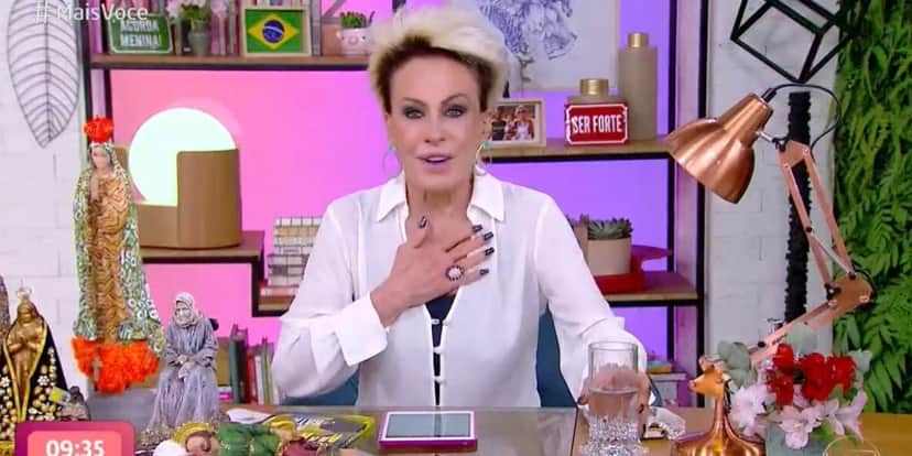 Ana Maria Braga tosse, coloca a mão no peito e perde a voz (Foto: Reprodução) Ana Maria Braga tosse, coloca a mão no peito e perde a voz (Foto: Reprodução)