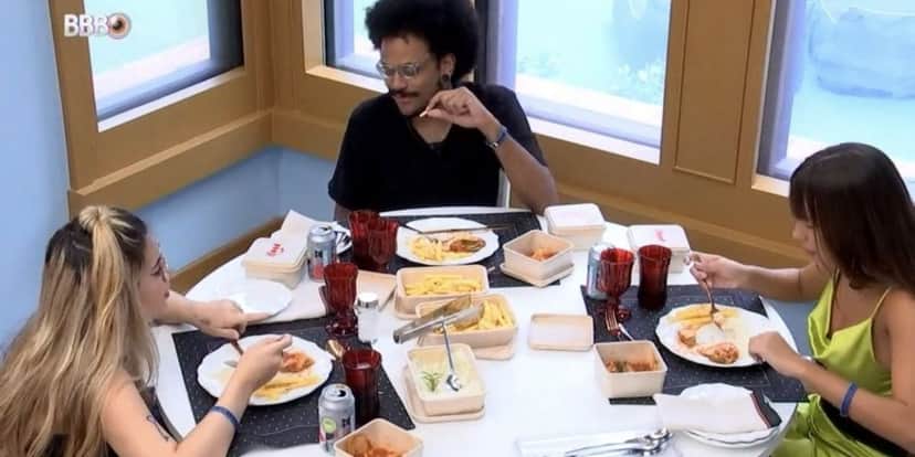 Viih Tube, João Luiz e Thaís no almoço do líder no BBB21 (Foto: Reprodução) Viih Tube, João Luiz e Thaís no almoço do líder no BBB21 (Foto: Reprodução)
