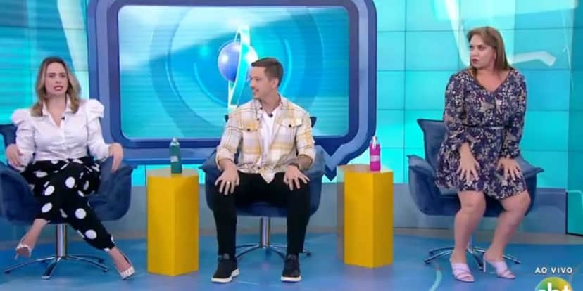 Apresentadoras do "Fofocalizando", do SBT, dançam até o chão (Reprodução) Apresentadoras do "Fofocalizando", do SBT, dançam até o chão (Reprodução)