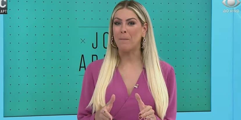 Renata Fan anda em direção às câmeras e abre Jogo Aberto às pressas confirmando encerramento: "Tenso" Renata Fan anda em direção às câmeras e abre Jogo Aberto às pressas confirmando encerramento: "Tenso"