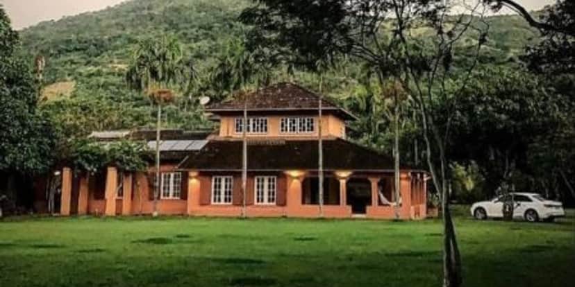 Luiz Fernando Guimarães e seu marido vivem em um terreno enorme no meio do mato (Foto: Reprodução)