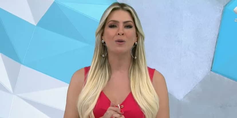 Renata Fan abre Jogo Aberto com silêncio estarrecedor, expõe correria na Band e desaba: "Tem muita coisa" Renata Fan abre Jogo Aberto com silêncio estarrecedor, expõe correria na Band e desaba: "Tem muita coisa"