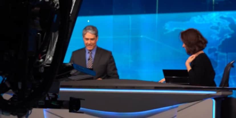 William Bonner e Renata Vasconcellos se olham, encerram Jornal Nacional às pressas e confirmam saída: "Agora tem" William Bonner e Renata Vasconcellos se olham, encerram Jornal Nacional às pressas e confirmam saída: "Agora tem"