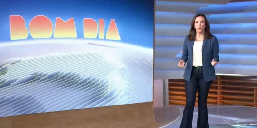 Ana Paula Araújo andando em direção às câmeras para abrir o Bom Dia Brasil (Reprodução)