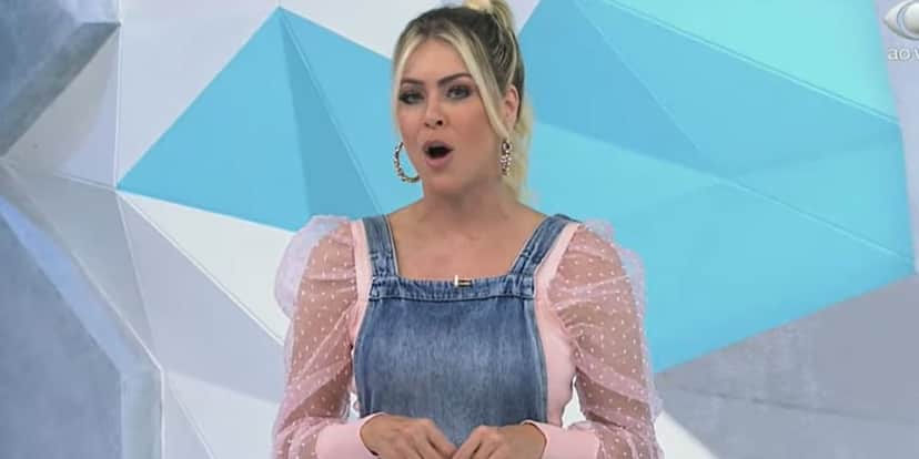 Renata Fan abre às pressas, confirma decisão de encerramento no Jogo Aberto e expõe desfecho: "Definir o futuro" Renata Fan abre às pressas, confirma decisão de encerramento no Jogo Aberto e expõe desfecho: "Definir o futuro"