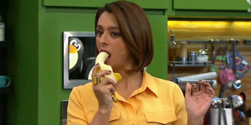 Catia Fonseca comendo banana ao vivo (Foto: Reprodução) Catia Fonseca comendo banana ao vivo (Foto: Reprodução)