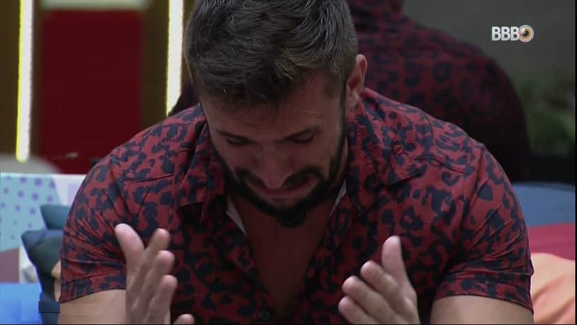 Arthur chorou após sair do confessionário no BBB21 (Foto: Reprodução) Arthur chorou após sair do confessionário no BBB21 (Foto: Reprodução)