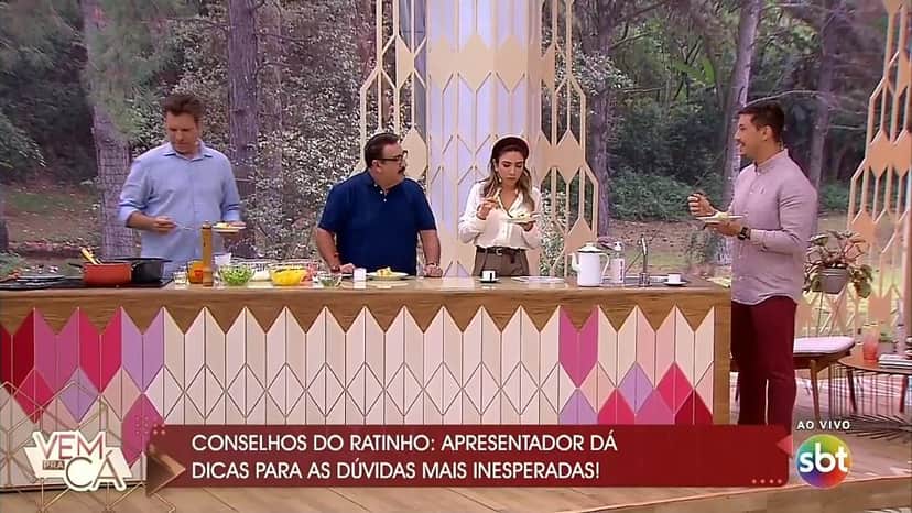 Carlos Bertolazzi, Ratinho, Patrícia Abravanel e Gabriel Cartolano no Vem Pra Cá, do SBT (Foto: Reprodução) Carlos Bertolazzi, Ratinho, Patrícia Abravanel e Gabriel Cartolano no Vem Pra Cá, do SBT (Foto: Reprodução)