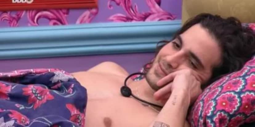Fiuk surgiu batendo bolo no BBB21 e mexeu com a imaginação dos fãs (Foto: Reprodução) Fiuk surgiu batendo bolo no BBB21 e mexeu com a imaginação dos fãs (Foto: Reprodução)