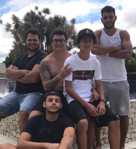 O lutador e seus filhos O lutador e seus filhos