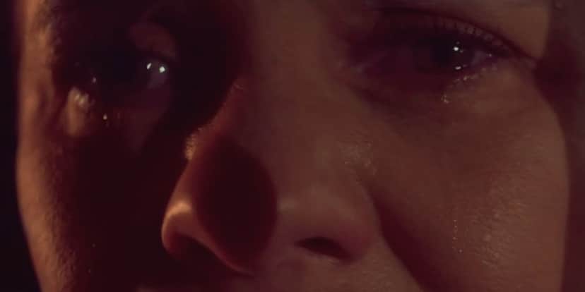 Os olhos e a lágrima de uma mulher branca que está no escuro em cena da novela Amor de Mãe