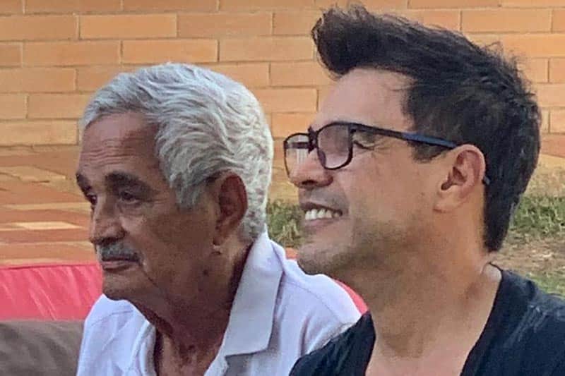 O cantor sertanejo ao lado do pai (Foto: Reprodução) O cantor sertanejo ao lado do pai (Foto: Reprodução)