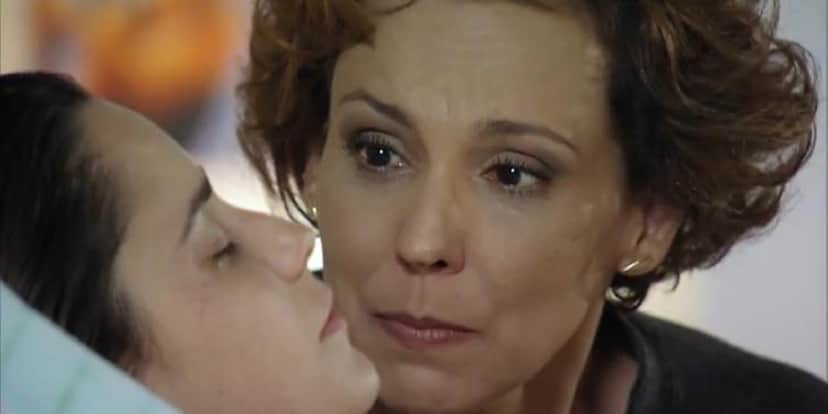 Ana, ainda em coma, chora ao ouvir canção em A Vida da Gente (Foto: Reprodução/ TV Globo) Ana, ainda em coma, chora ao ouvir canção em A Vida da Gente (Foto: Reprodução/ TV Globo)
