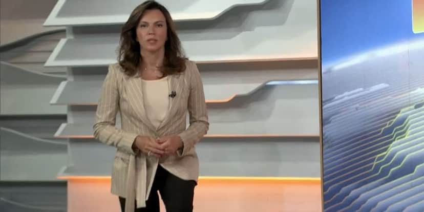 Ana Paula Araújo abriu o Bom Dia Brasil subindo as escadas (Reprodução: Globo) Ana Paula Araújo abriu o Bom Dia Brasil subindo as escadas (Reprodução: Globo)