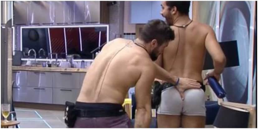 Arthur deu tapinha no bumbum de Gilberto - Foto: Reprodução Arthur deu tapinha no bumbum de Gilberto - Foto: Reprodução