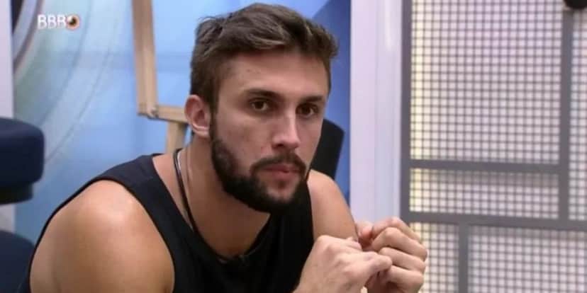 Arthur parte pra cima de Gilberto no BBB21 (Foto: Reprodução) Arthur parte pra cima de Gilberto no BBB21 (Foto: Reprodução)