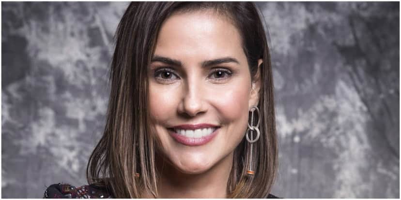 Deborah Secco aparece com peitos a mostar e esbanja sensualidade (Foto: Reprodução) Deborah Secco aparece com peitos a mostar e esbanja sensualidade (Foto: Reprodução)