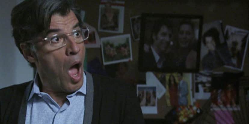 Téo em cena da novela Império com óculos transparente, camisa social azul e casaco preto ao fundo fotos reveladas Téo em cena da novela Império com óculos transparente, camisa social azul e casaco preto ao fundo fotos reveladas