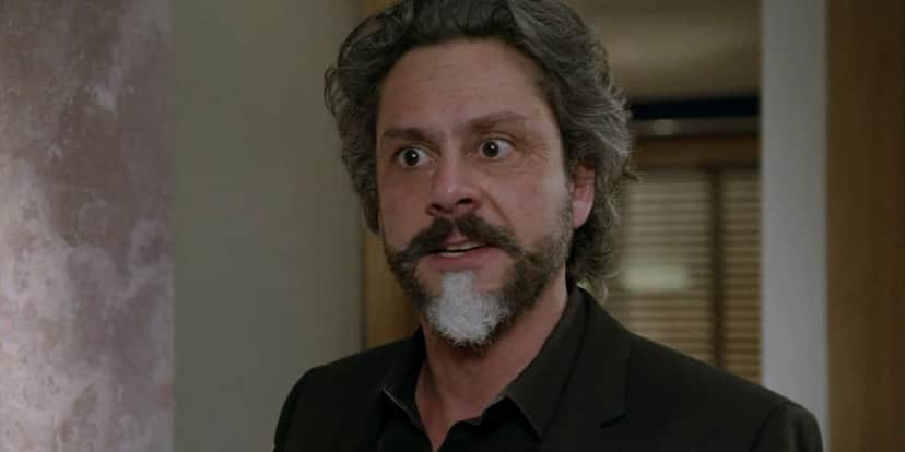 José Alfredo em cena da novela Império usa terno e camisa pretos, cabelos e barba grisalhos José Alfredo em cena da novela Império usa terno e camisa pretos, cabelos e barba grisalhos