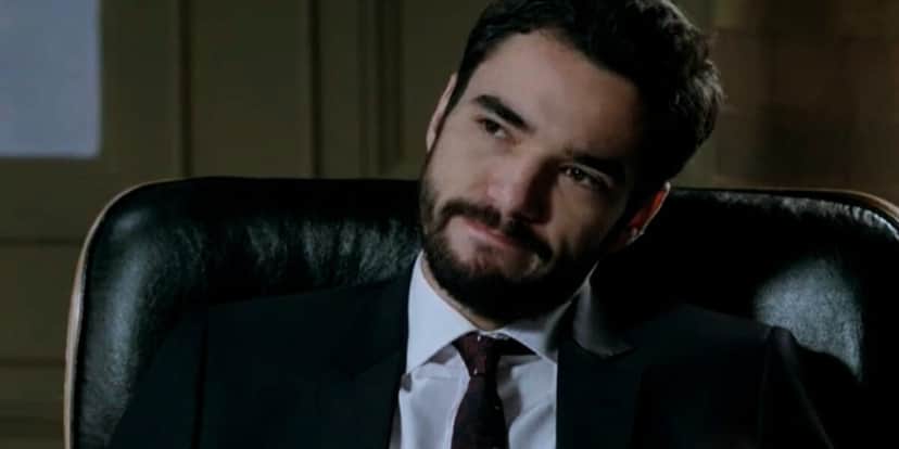 José Pedro em cena de Império onde usa terno e gravatas pretos com camisa social branca José Pedro em cena de Império onde usa terno e gravatas pretos com camisa social branca