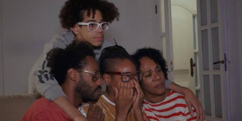 Karol Conká com a família em cena de 'A Vida Depois do Tombo' (Foto: Reprodução) Karol Conká com a família em cena de 'A Vida Depois do Tombo' (Foto: Reprodução)