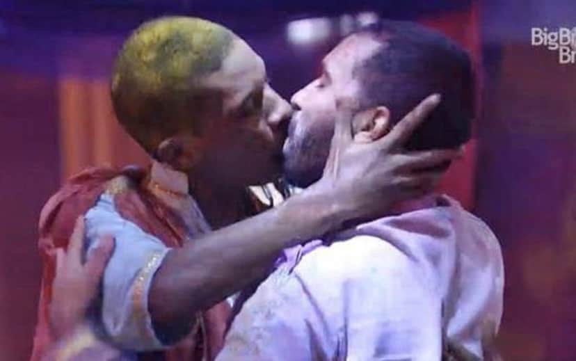 Lucas Penteado e Gilberto se beijam durante festa do BBB (Foto: Reprodução/Globo) Lucas Penteado e Gilberto se beijam durante festa do BBB (Foto: Reprodução/Globo)