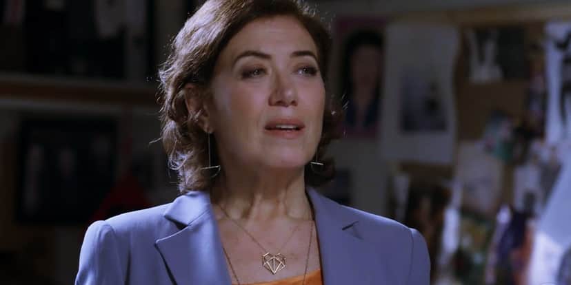 Em cena da novela Império maria marta usa blusa laranja, terno acinzentado e um colar Em cena da novela Império maria marta usa blusa laranja, terno acinzentado e um colar