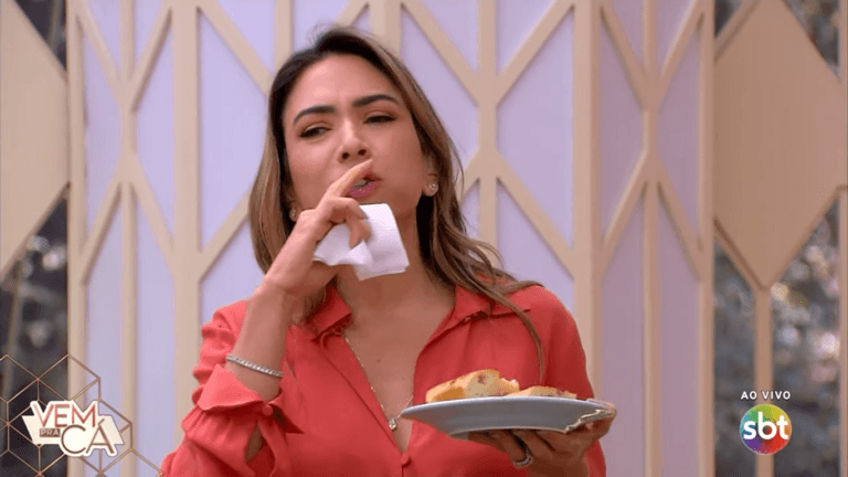 “Daqui a pouco estou melhor que Ana Maria Braga na cozinha”, disse Patrícia Abravanel, ao vivo, no SBT “Daqui a pouco estou melhor que Ana Maria Braga na cozinha”, disse Patrícia Abravanel, ao vivo, no SBT