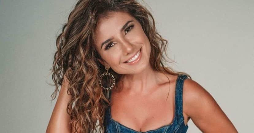 Paula Fernandes exibe madeixas Paula Fernandes exibe madeixas