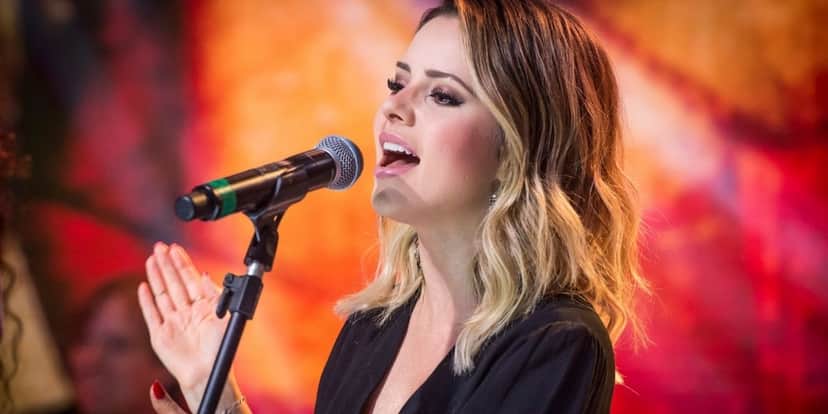"Acontecendo", detona Sandy ao expor imagem com namorado, após marido expor divórcio "Acontecendo", detona Sandy ao expor imagem com namorado, após marido expor divórcio