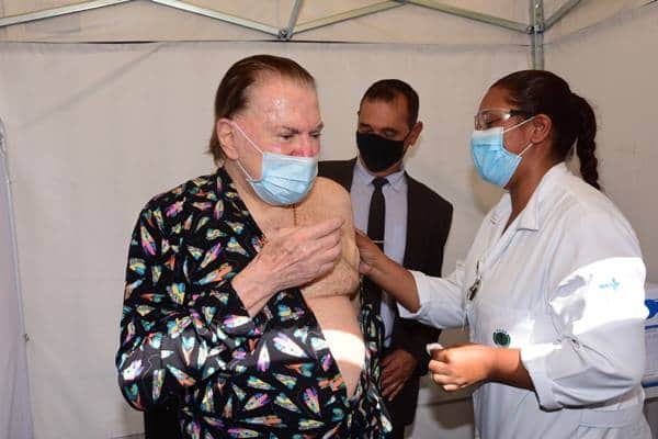 SIlvio Santos já tomou às duas doses da vacina, mas ainda não retornou ao SBT (Foto: Reprodução) SIlvio Santos já tomou às duas doses da vacina, mas ainda não retornou ao SBT (Foto: Reprodução)