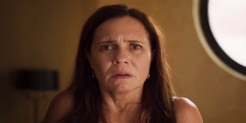 Thelma, mulher branca, cabelo preto, liso e longo, em cena da novela Amor de Mãe