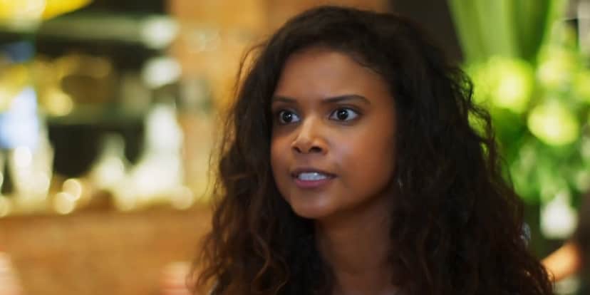 Úrsula, mulher negra com cabelos longos e cacheados em cena da novela Salve-se Quem Puder Úrsula, mulher negra com cabelos longos e cacheados em cena da novela Salve-se Quem Puder