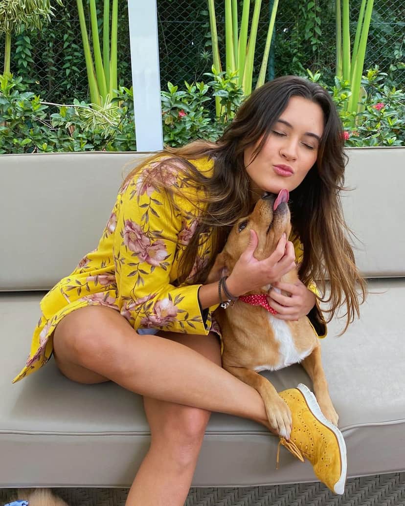 Fátima Bernardes com o cachorro da família (Foto: Reprodução/Instagram)