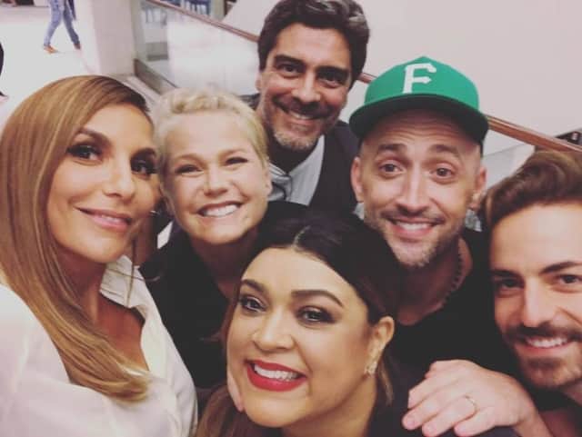 O ator reunido com seus amigos O ator reunido com seus amigos