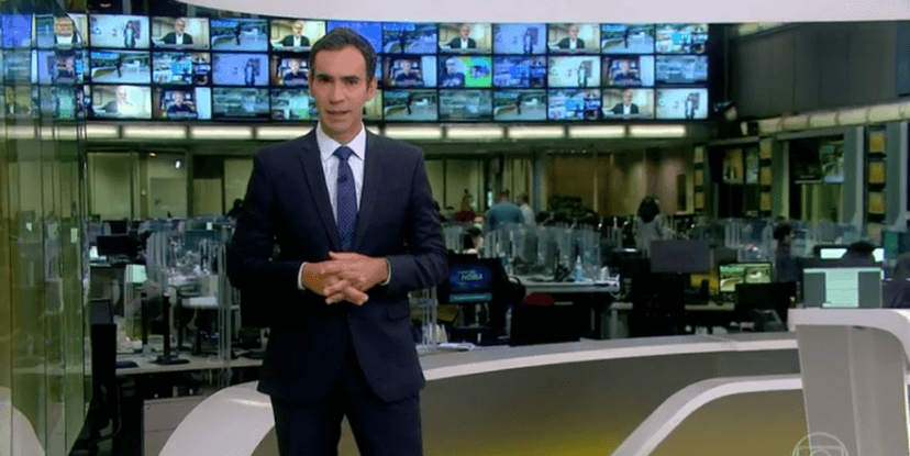 César Tralli abriu telejornal com Notícia às pressas sobre vacinação (Foto: Reprodução) César Tralli abriu telejornal com Notícia às pressas sobre vacinação (Foto: Reprodução)