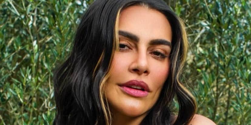Cleo ousou em foto com seios em camisa e fez alegria dos marmanjos ao surgir sem calcinha (Foto: Reprodução) Cleo ousou em foto com seios em camisa e fez alegria dos marmanjos ao surgir sem calcinha (Foto: Reprodução)