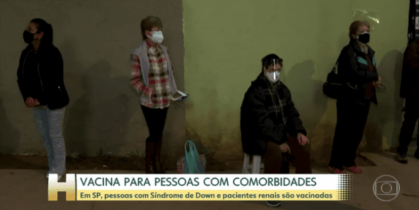Jornal exibiu várias pessoas na fila aguardando para serem vacinados (Foto: Reprodução) Jornal exibiu várias pessoas na fila aguardando para serem vacinados (Foto: Reprodução)