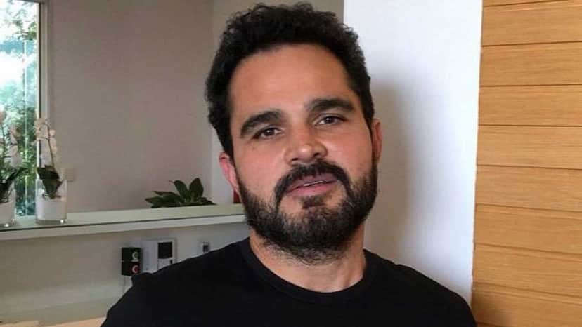 Luciano Camargo aparece se maquiando em vídeo (Foto: Reprodução/ Instagram) Luciano Camargo aparece se maquiando em vídeo (Foto: Reprodução/ Instagram)