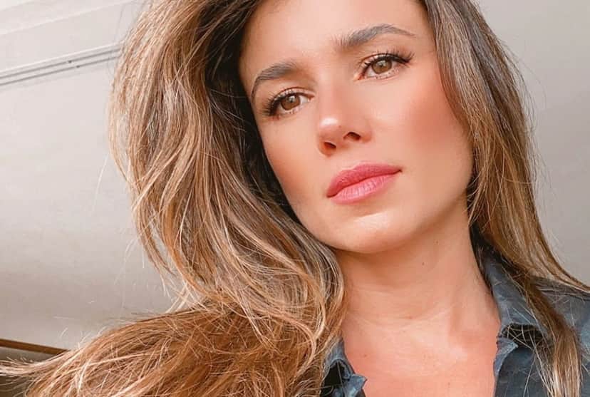 Paula Fernandes arreganha as pernas no limite, escancara parte íntima e provoca: "Aja naturalmente" Paula Fernandes arreganha as pernas no limite, escancara parte íntima e provoca: "Aja naturalmente"