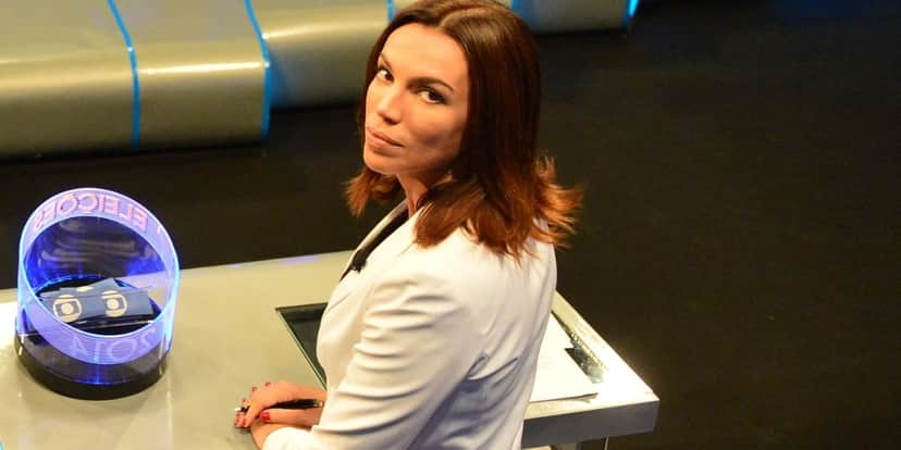 "Pronta pra discutir a suspensão", confirma Ana Paula Araújo às câmeras após chorar pelos corredores da Globo "Pronta pra discutir a suspensão", confirma Ana Paula Araújo às câmeras após chorar pelos corredores da Globo