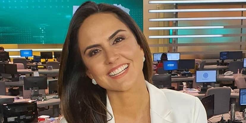 Carla Cecato, demitida por e-mail de maneira humilhante, faz vídeo suplicando: "Peçam para amigos" Carla Cecato, demitida por e-mail de maneira humilhante, faz vídeo suplicando: "Peçam para amigos"