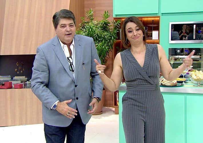 Datena e Catia Fonseca resolveram escandalizar e tiveram um papo pra lá de ambíguo durante a janela desta terça-feira (25). Datena e Catia Fonseca resolveram escandalizar e tiveram um papo pra lá de ambíguo durante a janela desta terça-feira (25).