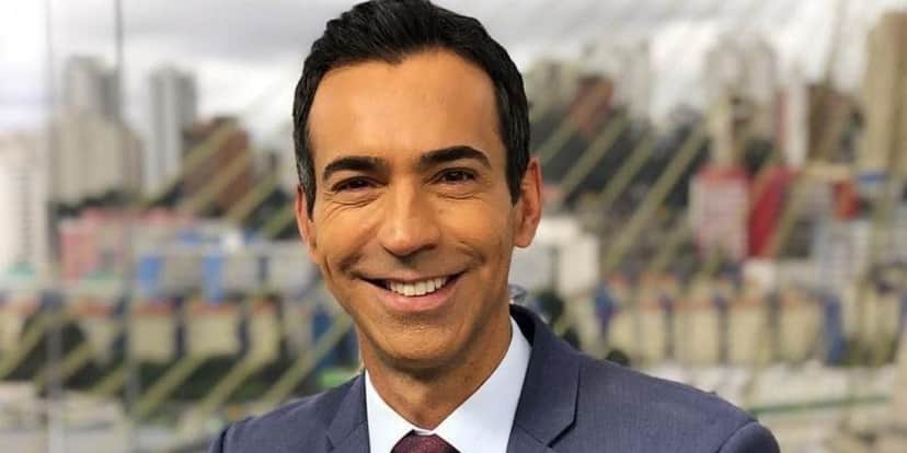 Após puxar tapete de Bocardi, César Tralli tem flagra atrás das câmeras apontando dedo e verdade é dita: "Merece" Após puxar tapete de Bocardi, César Tralli tem flagra atrás das câmeras apontando dedo e verdade é dita: "Merece"
