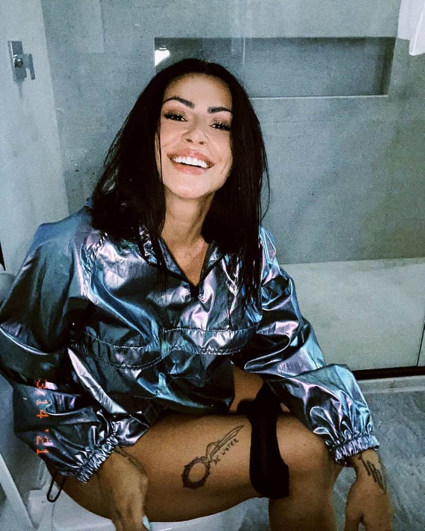 Cleo arranca calcinha em clique ousado (Reprodução) Cleo arranca calcinha em clique ousado (Reprodução)