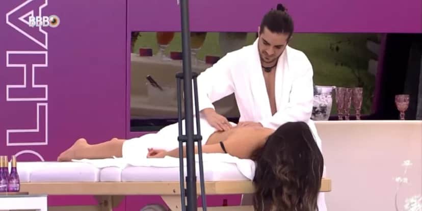 Fiuk faz massagem em Juliette (Foto: Reprodução) Fiuk faz massagem em Juliette (Foto: Reprodução)
