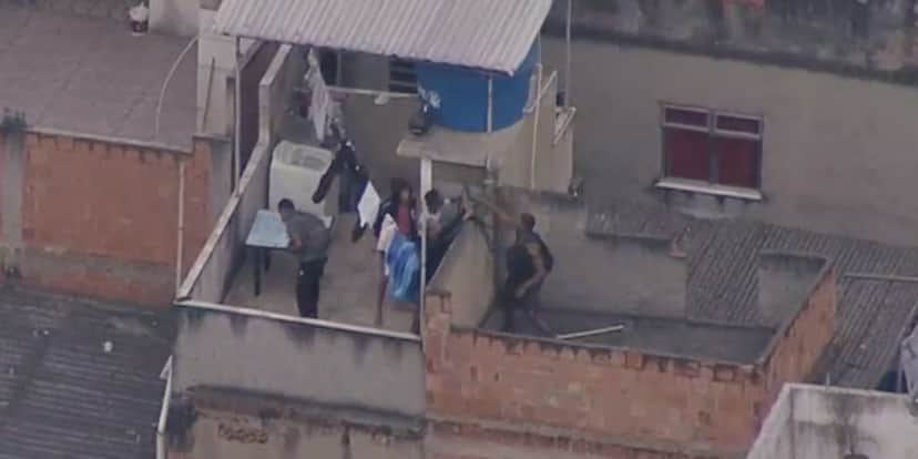 Homens armados tentam fugir durante operação da polícia no Jacarezinho - Foto: Reprodução/TV Globo Homens armados tentam fugir durante operação da polícia no Jacarezinho - Foto: Reprodução/TV Globo