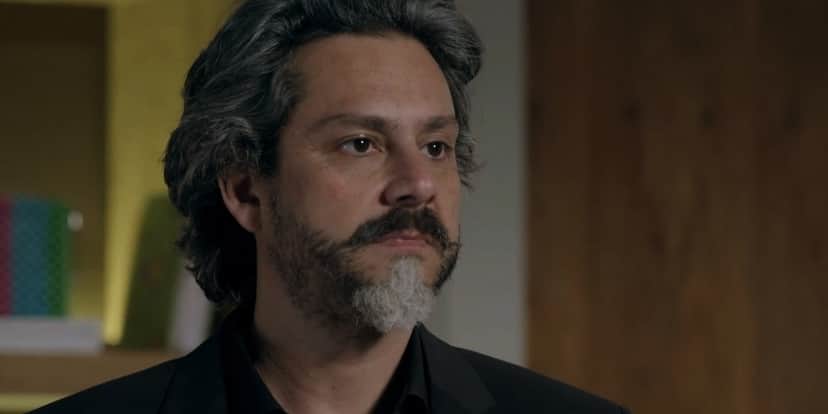 josé alfredo em cena de império onde ele está em escritório, com expressão séria e usando roupa preta josé alfredo em cena de império onde ele está em escritório, com expressão séria e usando roupa preta
