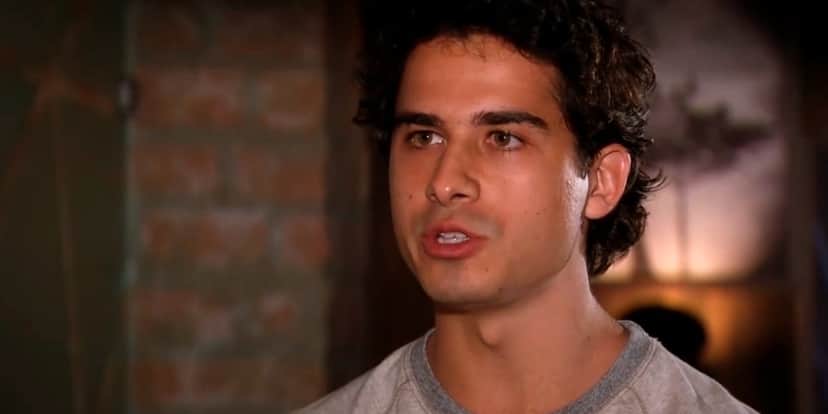 julinho usando camisa cinza em cena da novela ti-ti-ti julinho usando camisa cinza em cena da novela ti-ti-ti