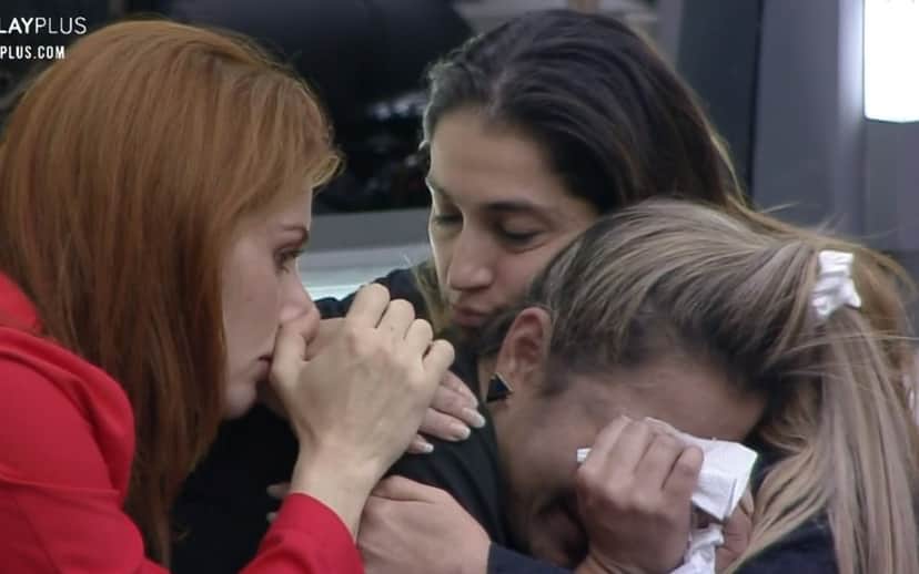 Li Martins chora na sala e é consolada por outras participantes (Foto: Reprodução/Playplus) Li Martins chora na sala e é consolada por outras participantes (Foto: Reprodução/Playplus)